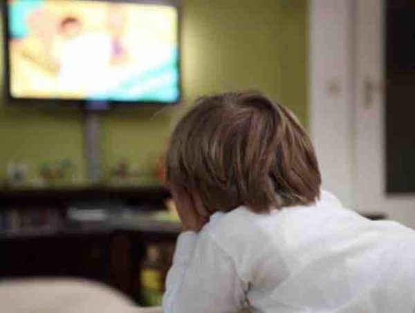 La télé en mangeant? mieux vaut éviter pour le bon développement du langage des tout-petits