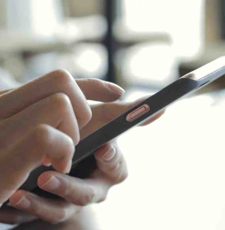 Taxe sur les téléphones de seconde main: quelque 2.500 emplois seraient menacés, selon des employés du secteur