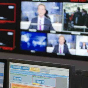 Radios et télés font la part belle à l’information politique