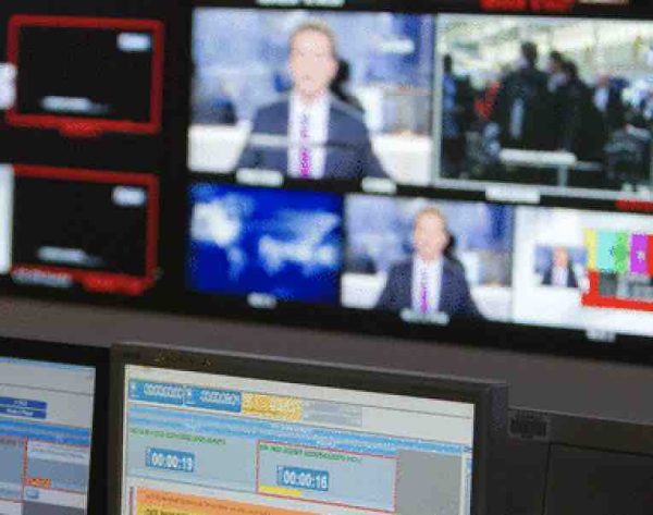 Radios et télés font la part belle à l’information politique