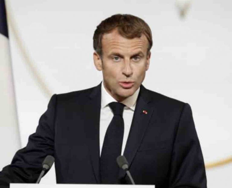 Emmanuel Macron installe une commission sur le complotisme et la désinformation