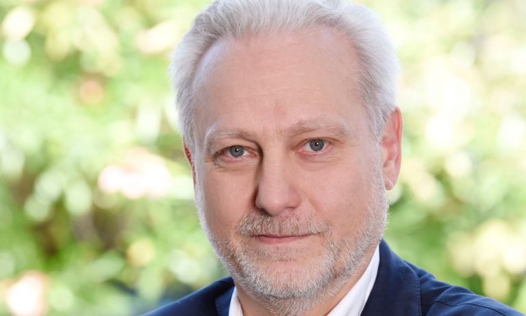 L’avenir de TV5MONDE «passe par l’inclusion de pays francophones africains», selon le PDG de la chaîne, Yves Bigot, sur le départ