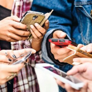 Ecrans chez les enfants et adolescents : les acteurs du numérique signent un protocole