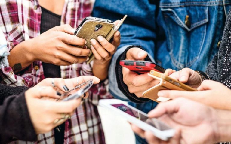 Ecrans chez les enfants et adolescents : les acteurs du numérique signent un protocole