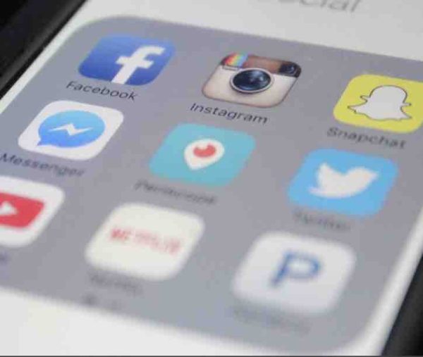Les théories complotistes sur la pandémie servent les intérêts d’influenceurs stars