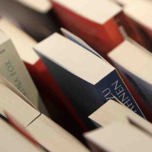 Le 3ème roman de l’ancienne chroniqueuse télé Lilia Hassaine primé par le festival Les Écrivains chez Gonzague Saint Bris