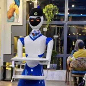 A Mossoul, un restaurant et ses serveurs automates propulsent les clients vers le futur