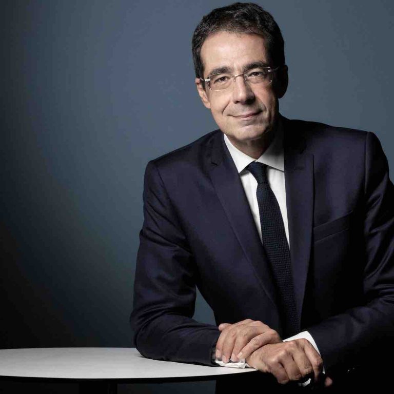 Darius Rochebin, présentateur vedette sur la chaîne française LCI, retire sa plainte contre «Le Temps» après un accord amiable