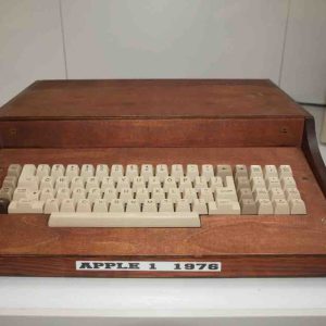 Un ordinateur Apple-1, premier modèle d’ordinateur jamais commercialisé par la firme à la pomme à partir de 1976, vendu 400.000 dollars aux enchères en Californie