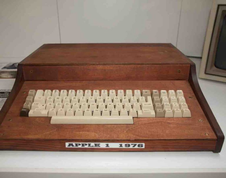 Un ordinateur Apple-1, premier modèle d’ordinateur jamais commercialisé par la firme à la pomme à partir de 1976, vendu 400.000 dollars aux enchères en Californie