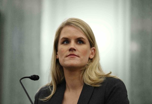 La lanceuse d’alerte Frances Haugen exhorte les parlementaires américains à agir vite pour contraindre Facebook à contrôler ses dérives