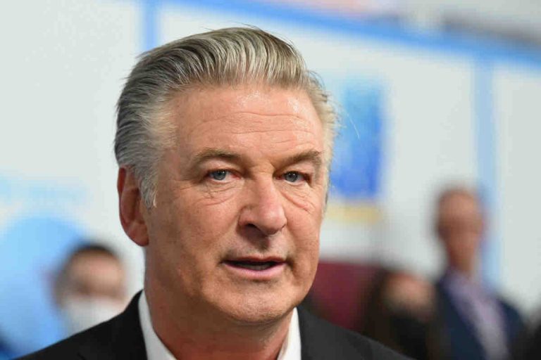 Tir mortel d’Alec Baldwin: l’armurière a déclaré avoir été négligente dans la vérification du revolver actionné par l’acteur