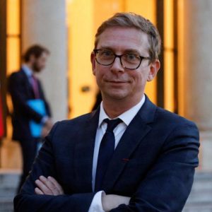 La commission Bronner sur la désinformation et le complotisme a remis son rapport à Emmanuel Macron