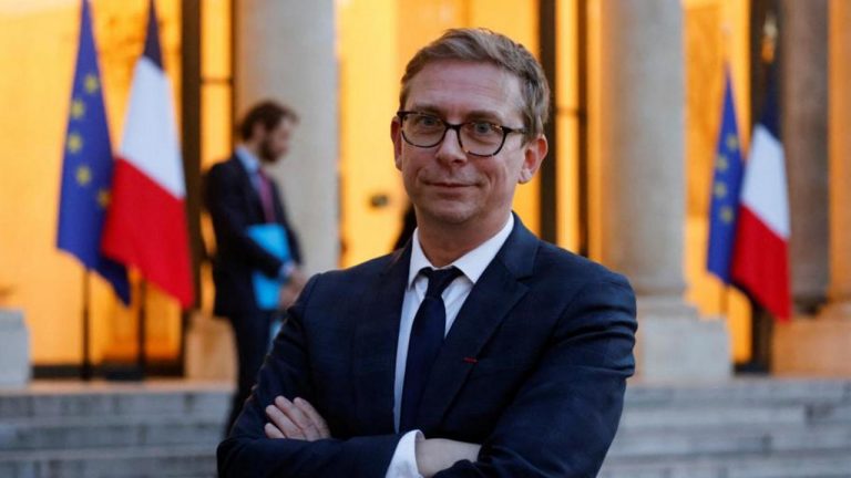 La commission Bronner sur la désinformation et le complotisme a remis son rapport à Emmanuel Macron