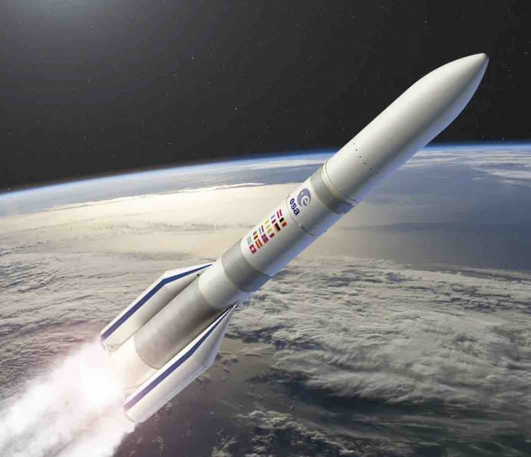 La fusée Ariane 6 en route vers Kourou pour des essais