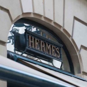 Le groupe de luxe Hermès engage des poursuites judiciaires contre un artiste américain qui a créé des NFT représentant des sacs Birkin