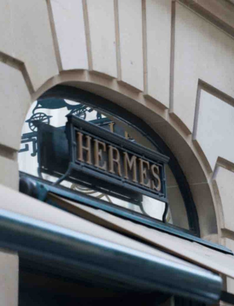 Le groupe de luxe Hermès engage des poursuites judiciaires contre un artiste américain qui a créé des NFT représentant des sacs Birkin