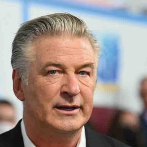 Tir mortel sur un tournage: l’acteur Alec Baldwin formellement inculpé d’homicide involontaire, encourt jusqu’à cinq ans de prison