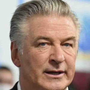 Tournage du western «Rust»: la famille de la cinéaste tuée par le tir accidentel d’un revolver a porté plainte contre l’acteur Alec Baldwin