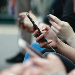Les Français sur en moyenne 2h26 par jour sur internet