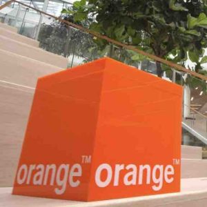 Des salariés de Scopelec, sous-traitant d’Orange, ont manifesté mardi devant le siège du géant français des télécoms à Issy-les-Moulineaux