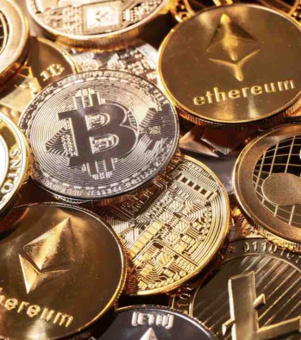Six personnes soupçonnées d’avoir participé à des escroqueries aux cryptomonnaies mises en examen à Paris