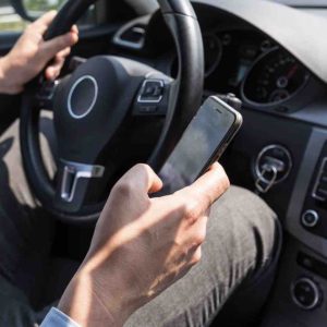 Sécurité routière: 80% des automobilistes utilisent leur téléphone au volant, un chiffre record et en forte hausse