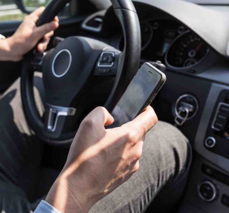 Sécurité routière: 80% des automobilistes utilisent leur téléphone au volant, un chiffre record et en forte hausse