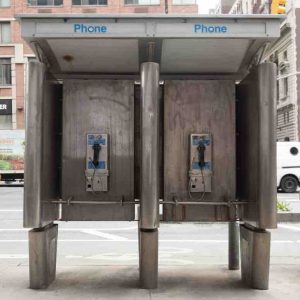 La ville de New York a débranché lundi son dernier kiosque téléphonique à pièces, le célébrissime «payphone booth»