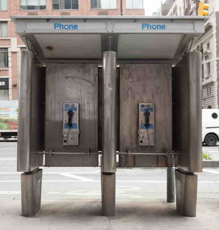 La ville de New York a débranché lundi son dernier kiosque téléphonique à pièces, le célébrissime «payphone booth»