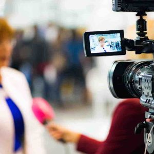 Le nombre de journalistes titulaires de la carte de presse stable en 2021, après le choc Covid