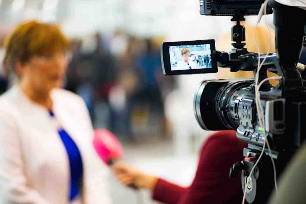 Le nombre de journalistes titulaires de la carte de presse stable en 2021, après le choc Covid