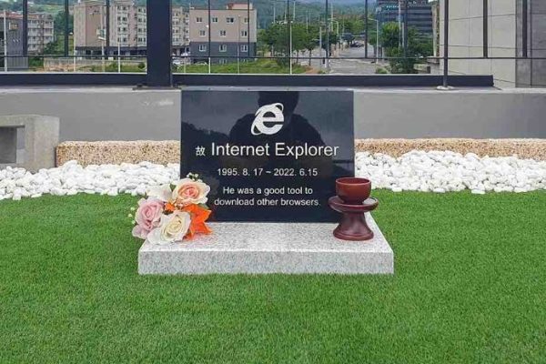 Fin d’Internet Explorer : un ingénieur sud-coréen érige une tombe en mémoire de l’emblématique navigateur web