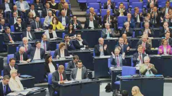 Public Sénat : le documentaire inédit «Extrême droite : la fin d’un tabou allemand» samedi 25 juin à 21h00