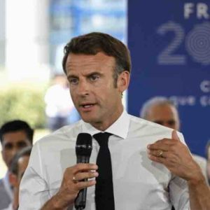 Le président Emmanuel Macron a présenté mardi sa stratégie pour la filière électronique