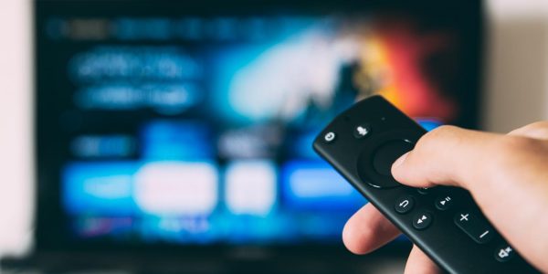Télévision : les téléspectateurs mécontents au sujet des heures de diffusion des programmes de début de soirée, note l’Arcom