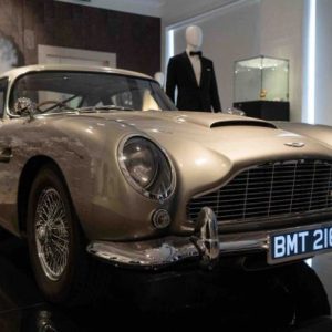 «James Bond»/ vente de charité : une réplique d’Aston Martin DB5 ayant servi pour les cascades de «No Time To Die» vendue près de trois millions de livres sterling aux enchères