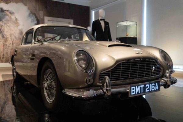 «James Bond»/ vente de charité : une réplique d’Aston Martin DB5 ayant servi pour les cascades de «No Time To Die» vendue près de trois millions de livres sterling aux enchères