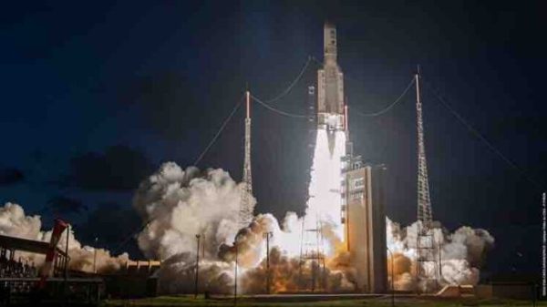 Une des dernières Ariane V décolle de Kourou avec à son bord le satellite Eutelsat Konnect VHTS