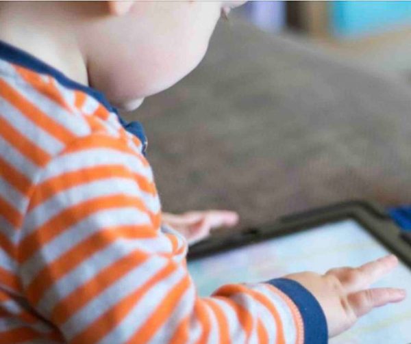 Pas d’écran avant deux ans: seulement 13,5% des parents respectent cette recommandation