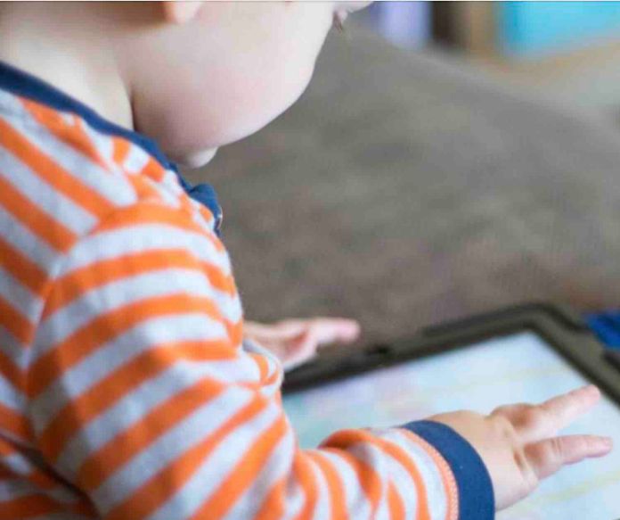 Pas d’écran avant deux ans seulement 13,5 des parents respectent cette média+