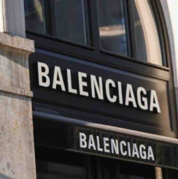 Balenciaga dans l’embarras après une campagne de publicité controversée