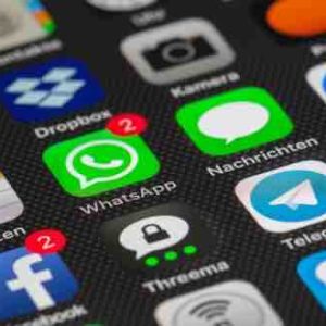 Des vocaux aux émojis, les alternatives aux messages écrits s’intensifient