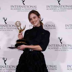 Lou de Laâge remporte l’International Emmy Award de la meilleure actrice pour sa performance dans le film Amazon Original français «Le Bal des Folles»
