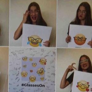 Une écolière britannique se bat pour rendre les lunettes «cool» sur les émojis