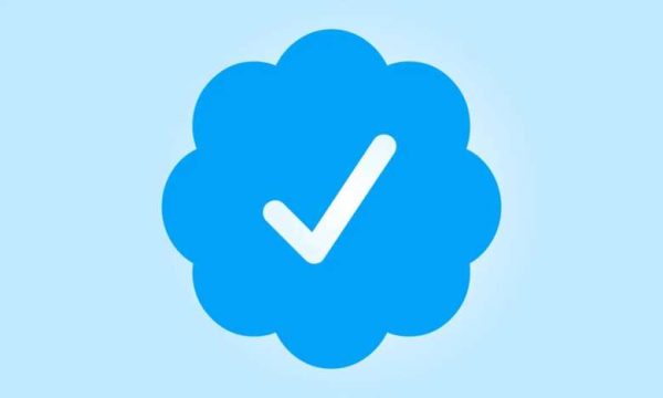 Twitter: des badges bleus de certification imposés sans consentement