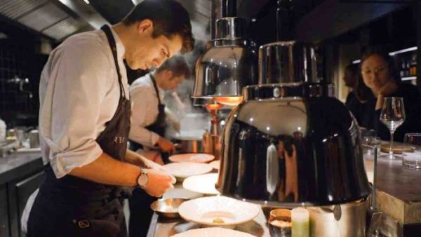 C8 : «CHEFS, tout pour ma 1ère étoile», la nouvelle émission produite par Warner dès le 25 février à 14h00
