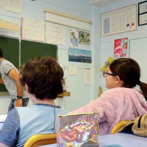 Un rapport parlementaire suggère d’enseigner l’éducation aux médias à l’école de façon obligatoire à partir du CM1