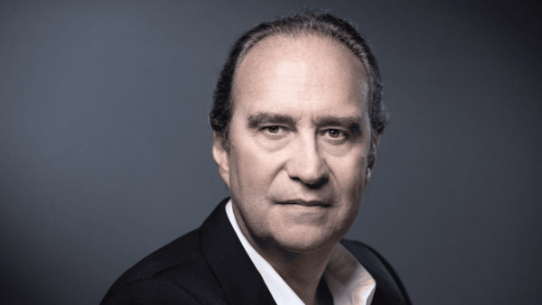 Xavier Niel, propriétaire d’Iliad, plaide pour une extinction «plus rapide» du réseau cuivre d’Orange