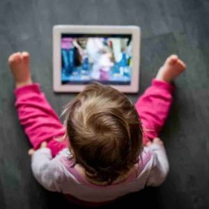 Le temps passé par les petits devant des écrans excède les recommandations, selon une étude nationale d’envergure